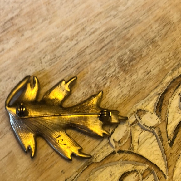 Fall leaf pin ☀️ - Picture 2 of 2